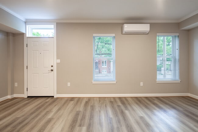 Building Photo - 1010 Duke St