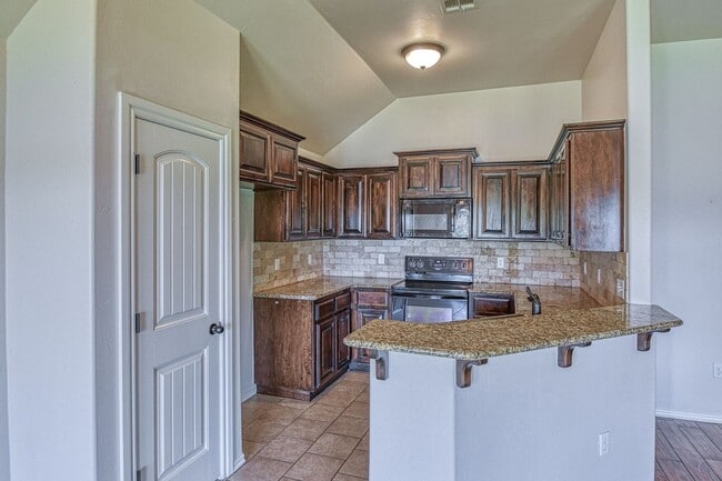 Building Photo - Newly Remodeled Three Bedroom with a Water...