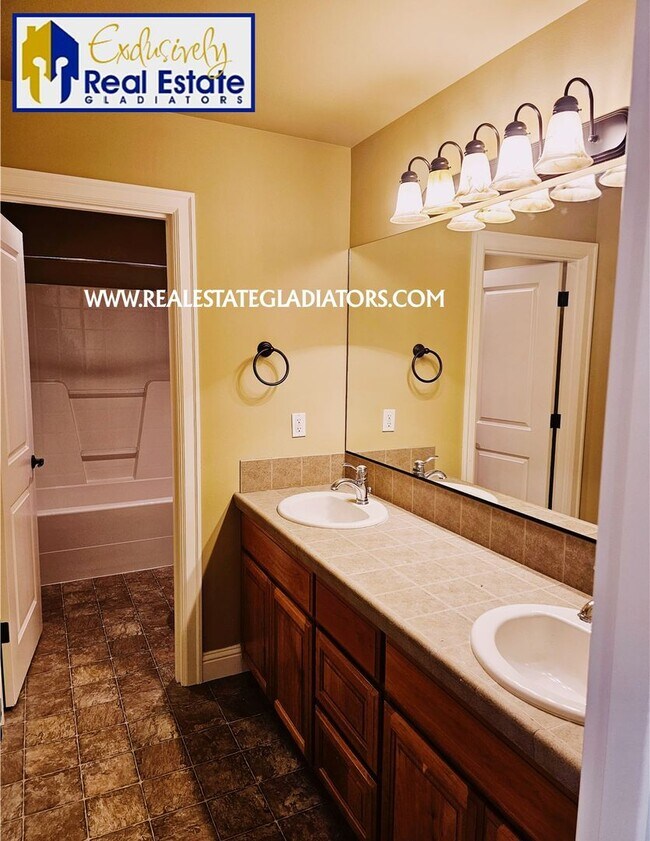 Building Photo - Stunning 4-Bedroom Home for Rent in Bothell!