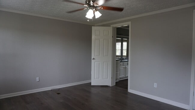 Building Photo - 3 Bedroom Mobile Home in the County