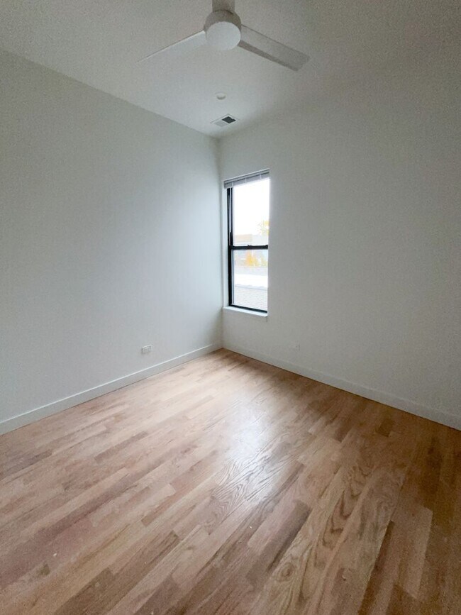 Building Photo - Spectacular 3 Bed/3 Bath Penthouse Apartment in prime Lincoln Park Location. Semi-Private Elevato...