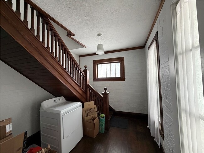 Building Photo - 166 E 3rd St