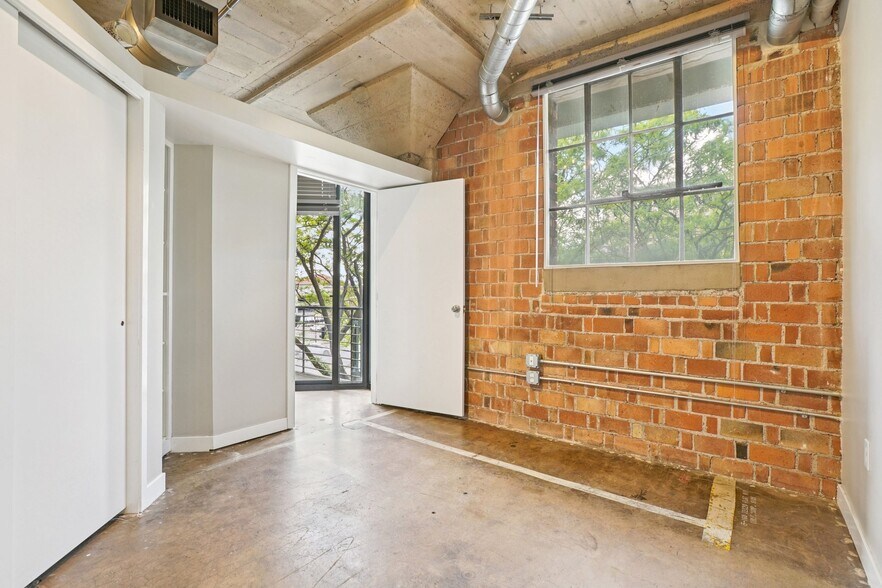 Building Photo - 380 W 200 S