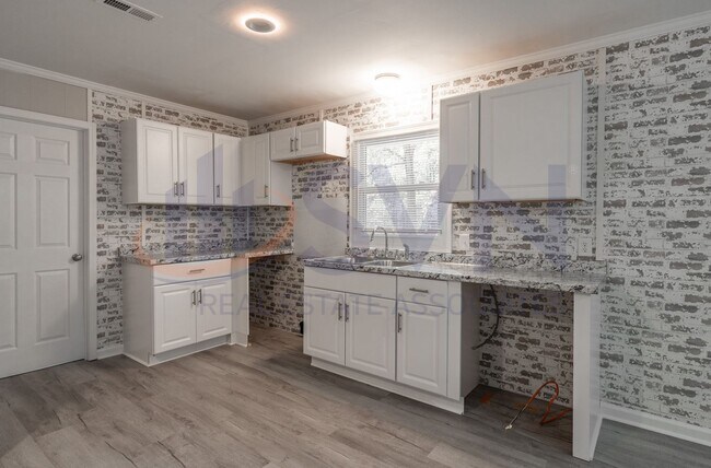 Building Photo - 1324 Bungalow Ave