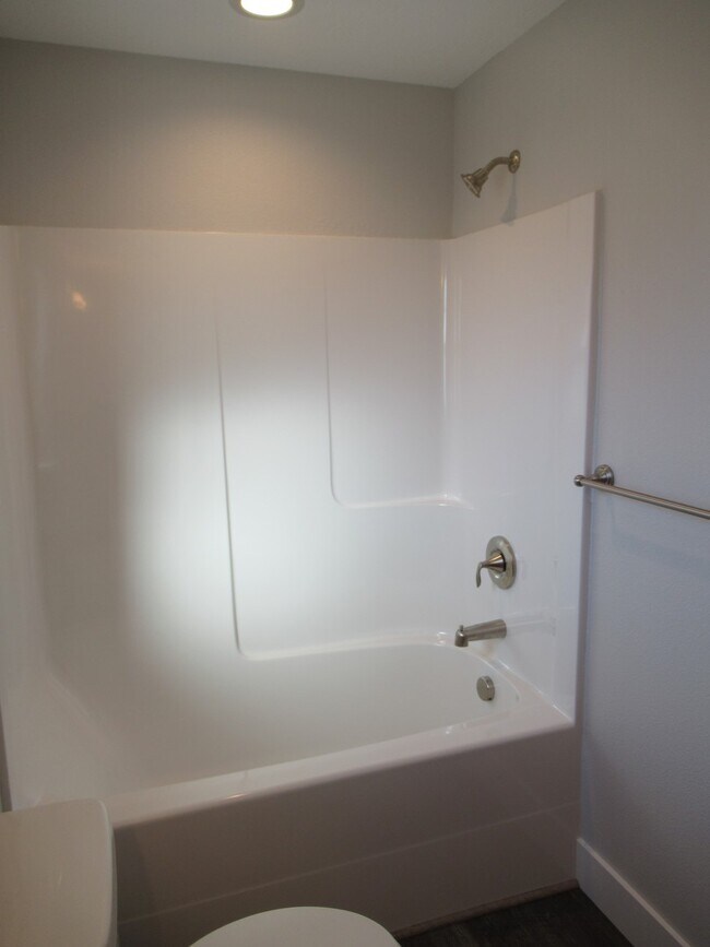 Building Photo - Large Duplex in South Salem!