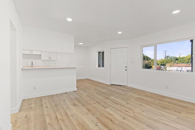 Building Photo - 927 Daisy Ave