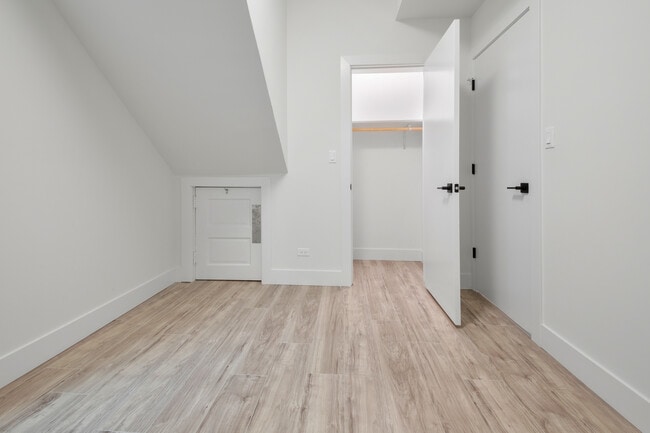 Building Photo - 1921 W Summerdale Ave