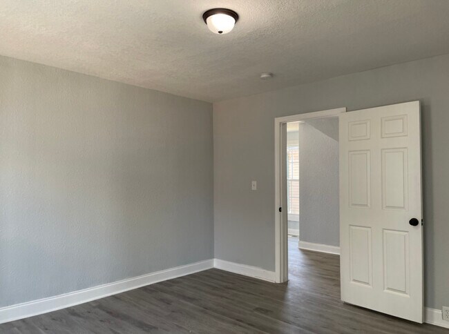 Building Photo - 215 E Burwell Ave