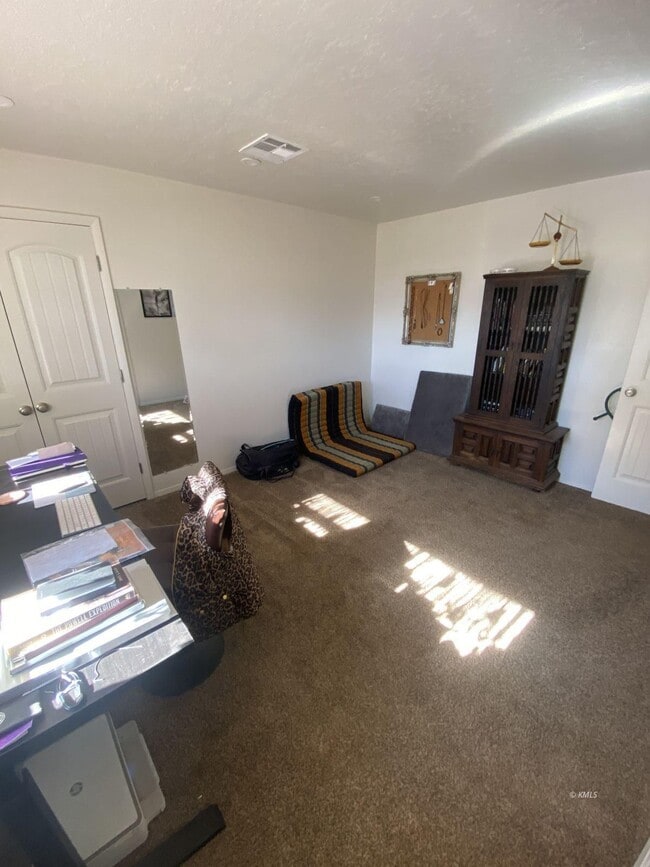 Building Photo - 941 W Chamberlain Dr