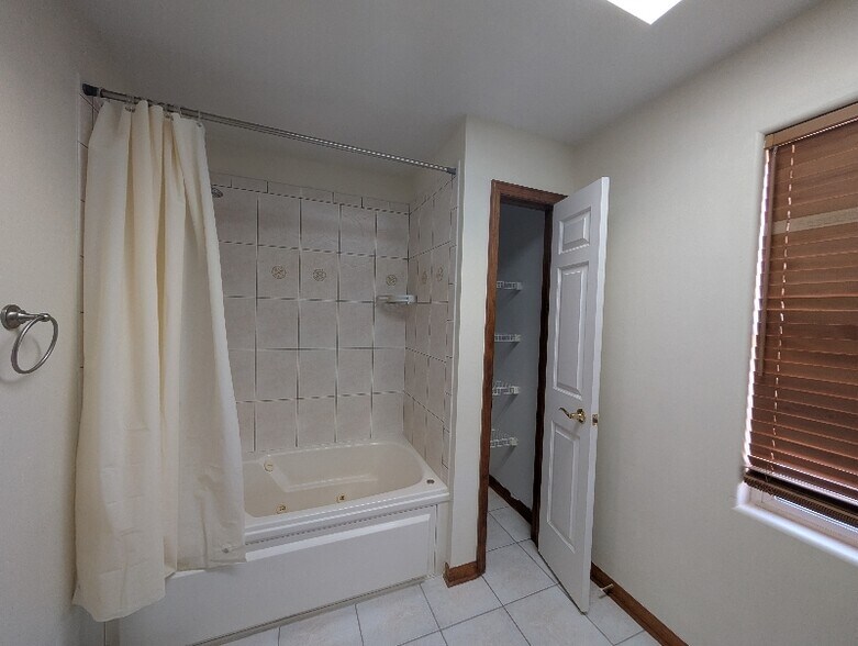 Building Photo - 559 Goodwin Dr