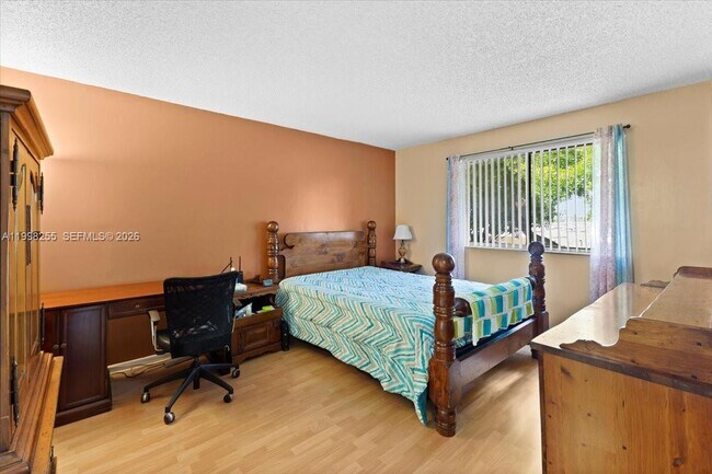 Building Photo - 3047 N Oakland Forest Dr