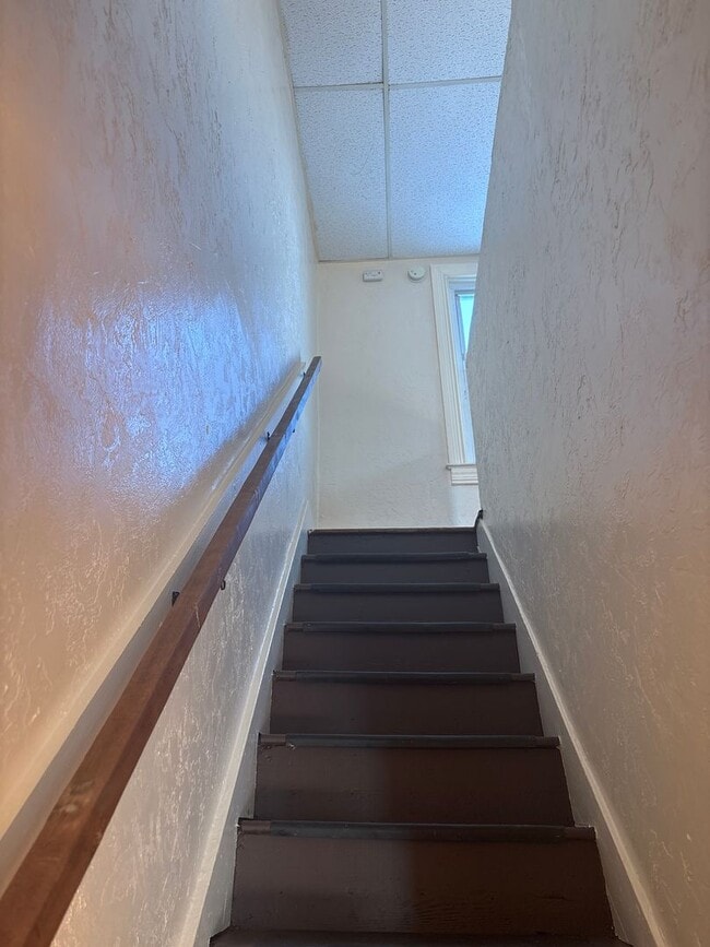 Building Photo - 3 Bedroom 1 Bath 2nd/3rd Floor Apartment-York City SD