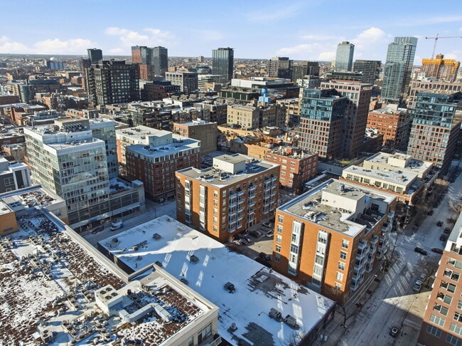 Building Photo - 949 W Madison St