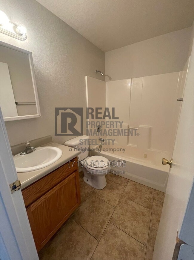 Building Photo - 1715 Oakshire Ln