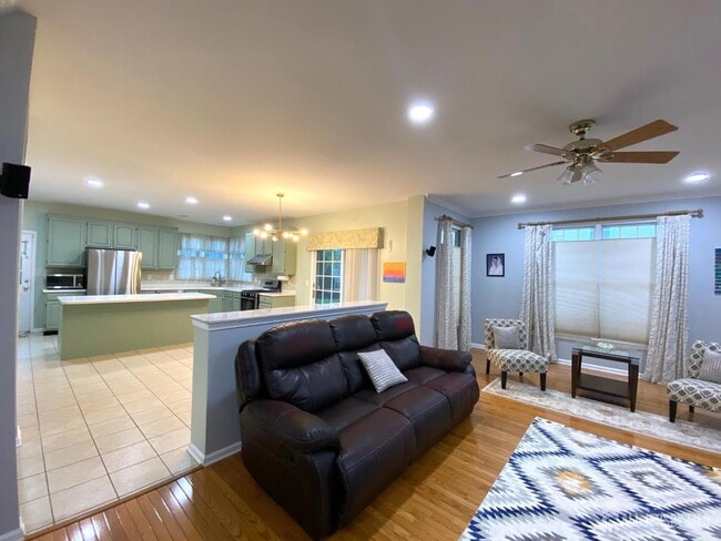 Building Photo - 2 Hampshire Pl