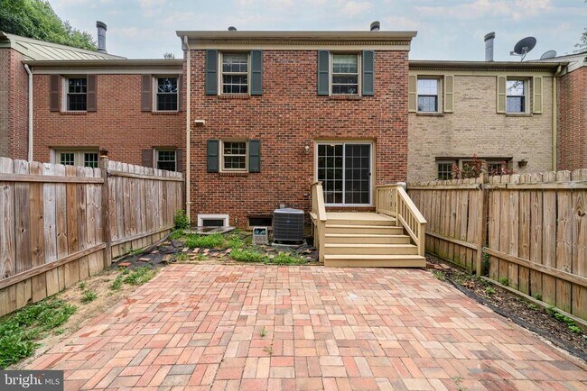Building Photo - 5465 Cheshire Meadows Way