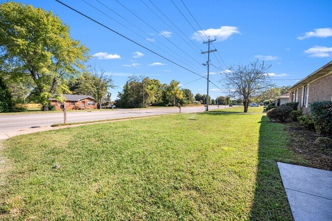 Building Photo - 2 Bedroom 1 Bath located on Veterans Parkw...
