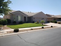 Building Photo - Single Level Home in Sun River With Golf C...