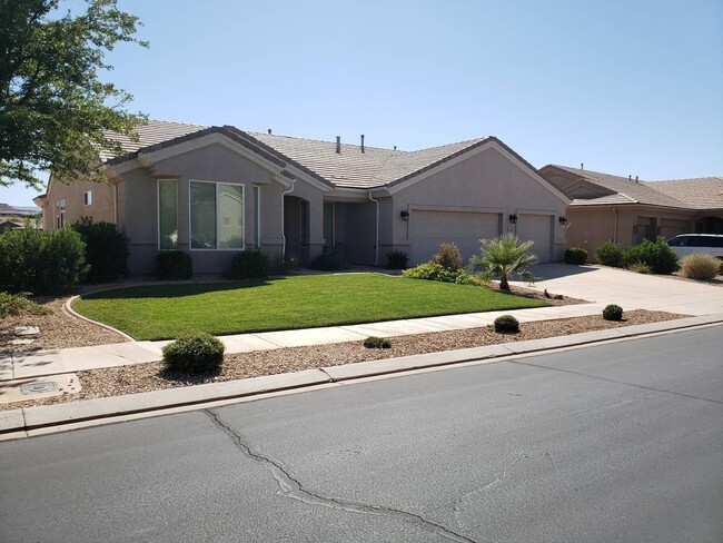 Primary Photo - Single Level Home in Sun River With Golf C...