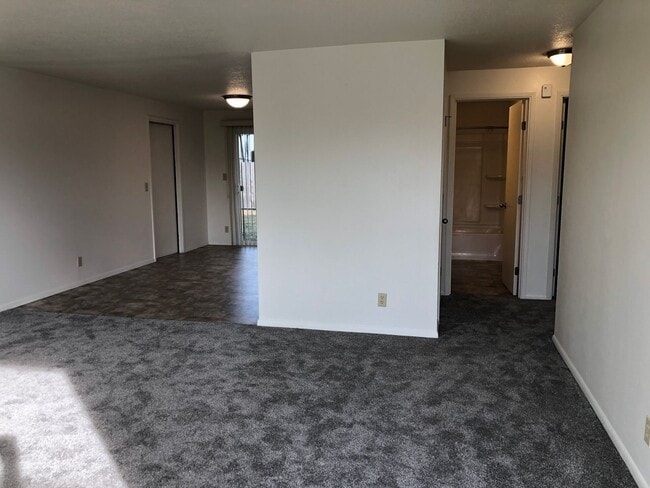 Building Photo - Beautifully updated 2 bed/1bath duplex in ...