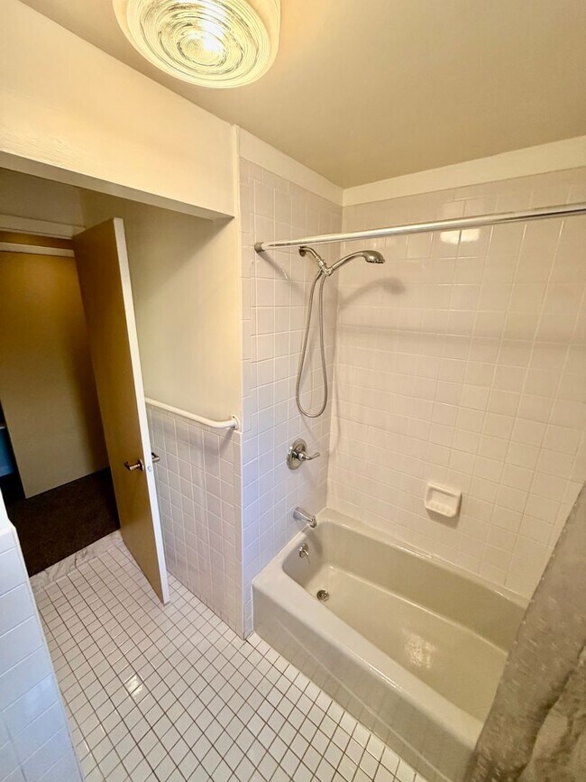Building Photo - 3 bed 2.5 bath in Port Richmond with Garag...