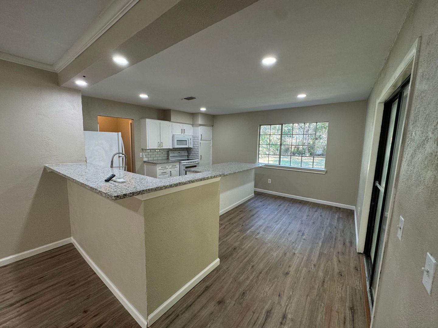 Building Photo - 2624 Woodlawn Dr