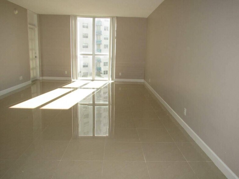 Building Photo - 3901 S Ocean Dr