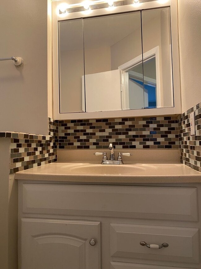 Building Photo - MOVE-IN SPECIAL-WONDERFUL 3/2.5 Home with 1 car garage-UCF Area