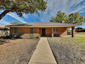 Building Photo - Spacious 3-Bed, 2-Bath Home with Garage, F...