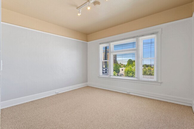 Building Photo - 1 Bedroom with den close to SW! Walking distance to Providence Park!