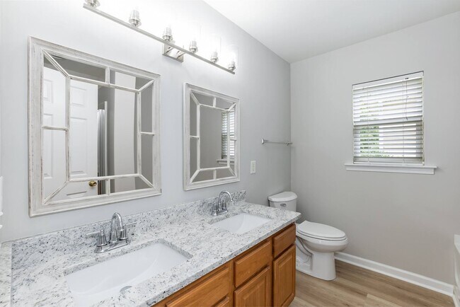 Building Photo - Four Bedroom Home in Sought After Neighborhood!