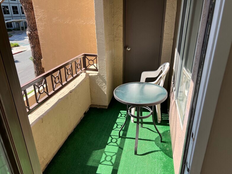 Building Photo - 8889 Caminito Plz