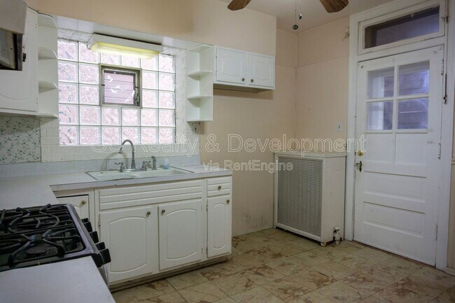 Building Photo - 3841 N Sawyer Ave