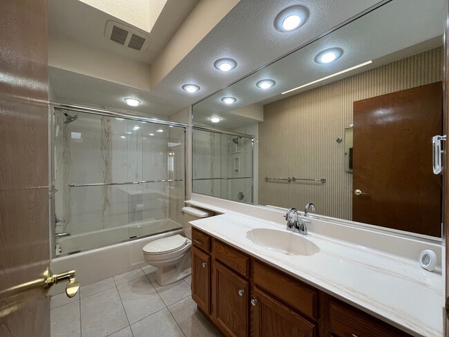 Building Photo - Nice 3 Bedroom 2 Bathroom Home Located In ...