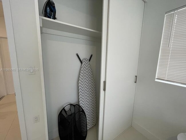 Building Photo - 302 NW 11th Ct