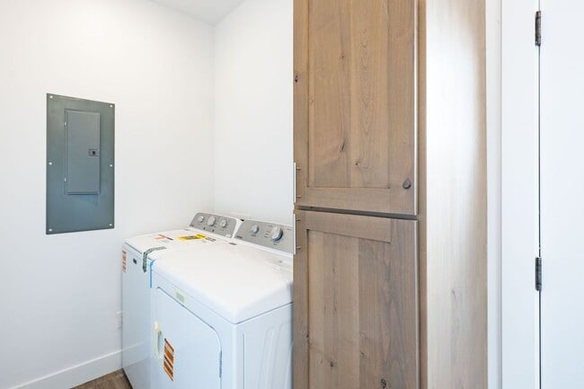 Building Photo - L2422OY