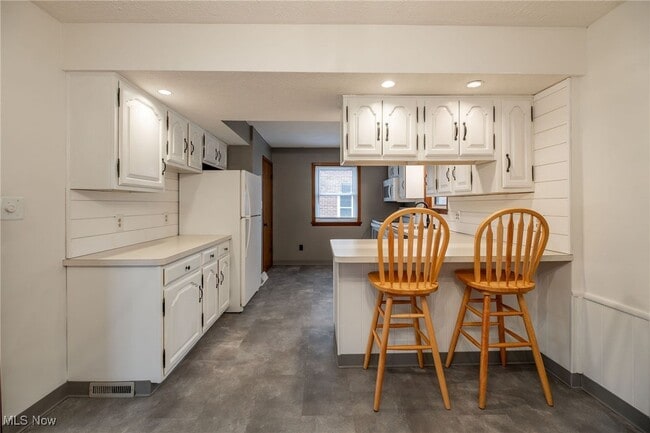 Building Photo - 6310 Hampstead Ave