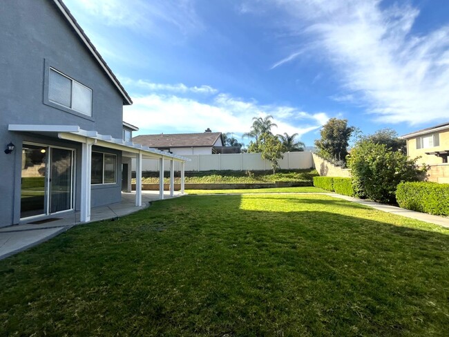 Building Photo - 5 bed, 3 bath located in Corona CA!