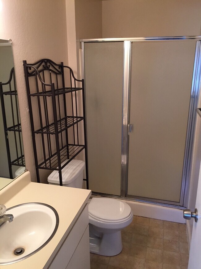 Building Photo - Spacious 3 bedroom condo with hardwood flo...