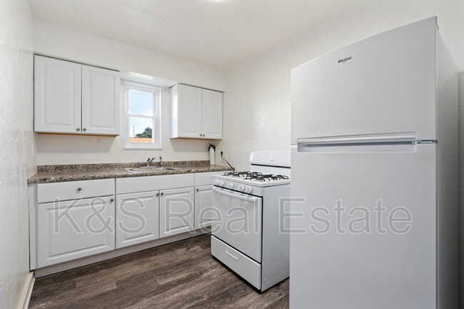 Building Photo - 144-144 W 9th Ave