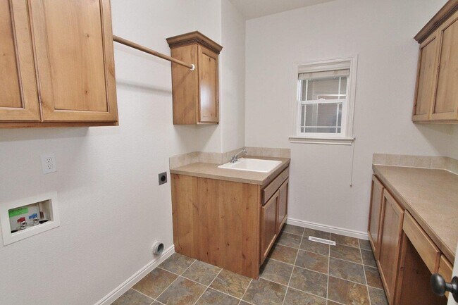 Building Photo - Stunning Home w/Open Floor-plan