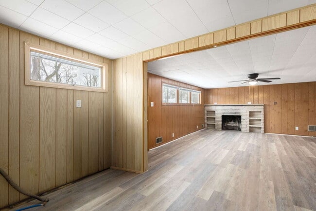 Building Photo - Available January 1st! Accepts VOUCHERS!