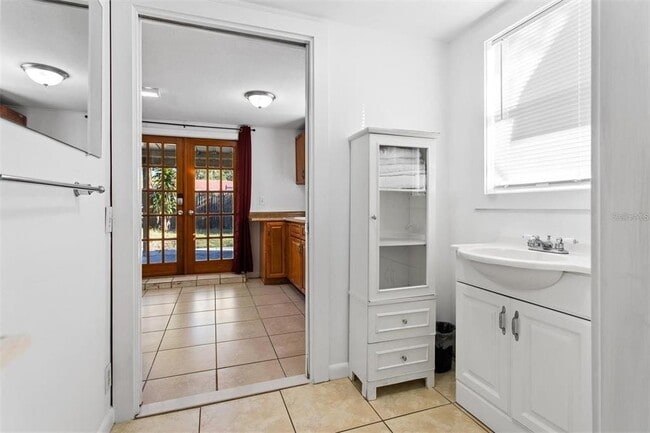 Building Photo - 904 Lakeview Rd