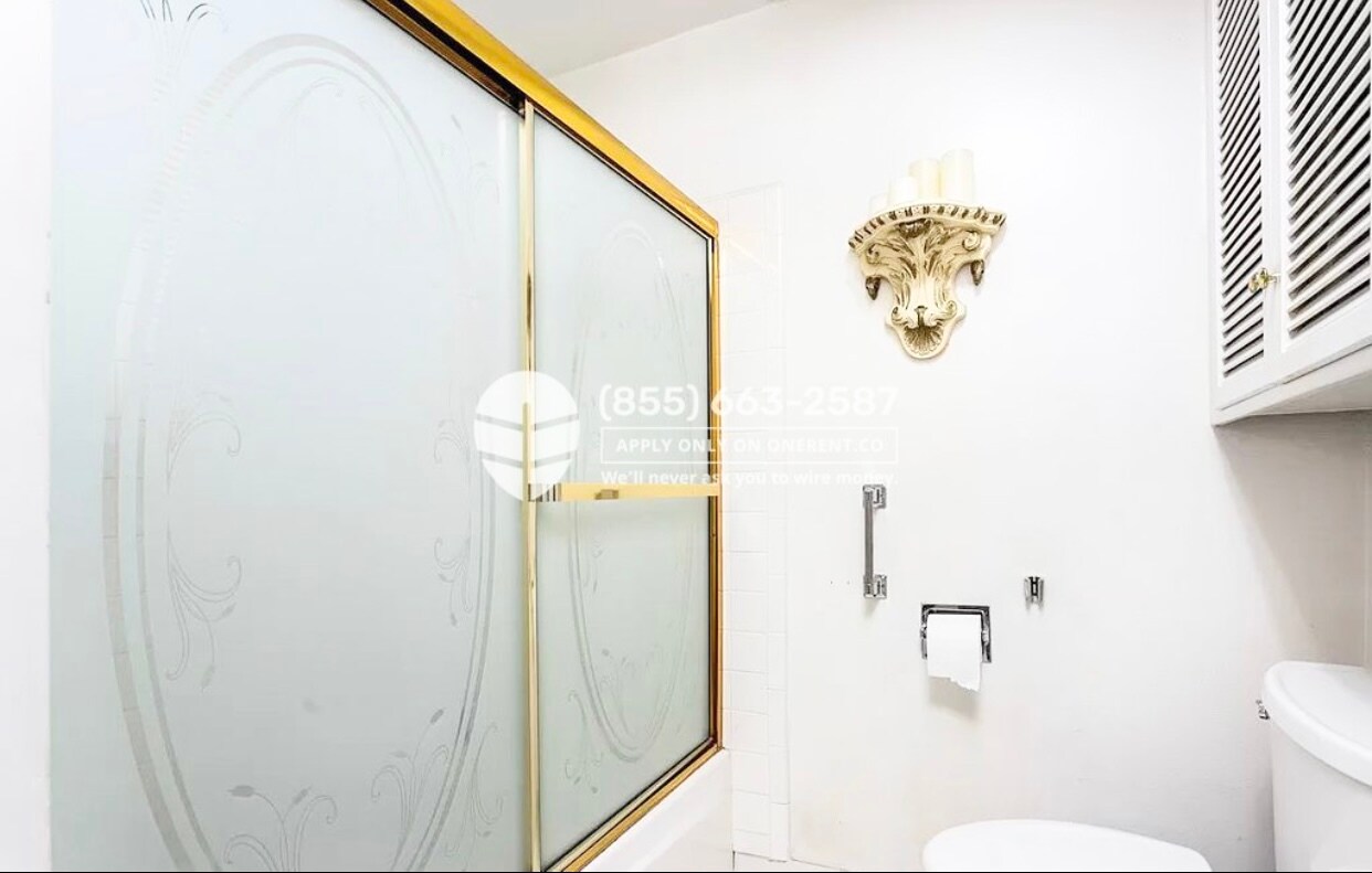 Building Photo - 5301 Balboa Blvd