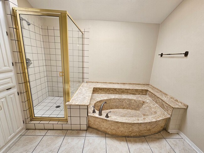 Building Photo - AVAILABLE NOW!