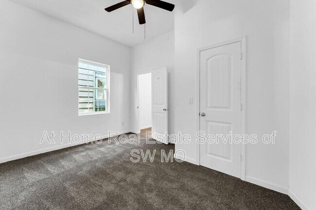 Building Photo - 522 S Broadway Ave