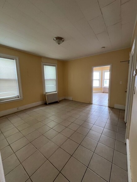 Building Photo - 552 River St