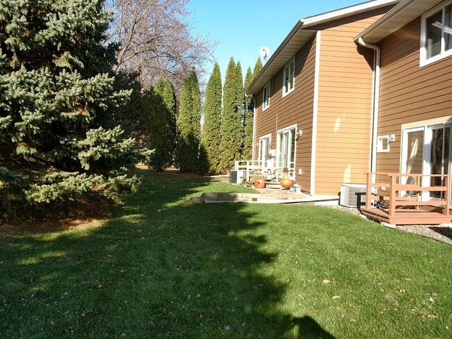 Building Photo - 2 br 2 bath t 2 story townhome with full basement