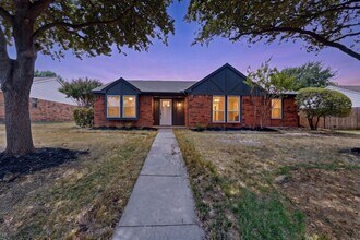 Building Photo - 215 Aspenway Dr