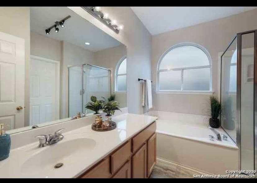 Bathroom is updated with side tiles - 6717 Biscay Bay
